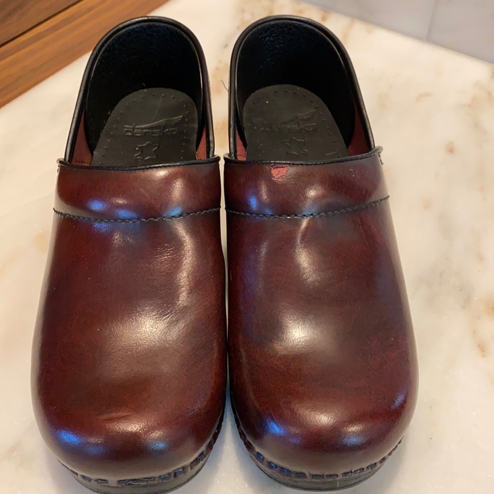 Like NEW Dansko burgundy Clogs 39